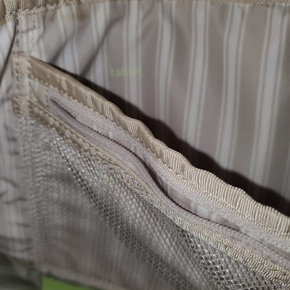 Lululemon Vinyasa to Vino Bag - Picture 10 of 14